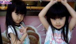 小女孩爆料双胞胎视频播放,网友直呼可爱爆表！